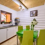 Domy Z Bala - Domki Ogrzewane - Jacuzzi, Sauna, Lody, Popcorn, Ryba Wedzona I Ognisko Gratis-Od Maja! Holiday park Dziwnowek